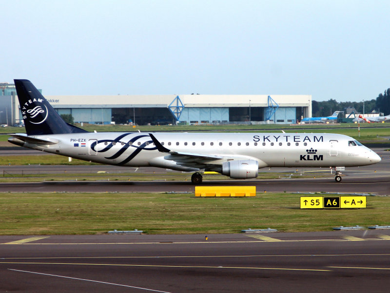 Emb 195 PH-EZX