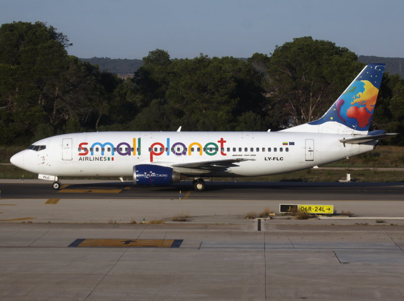 B737-300  LY-FLC  