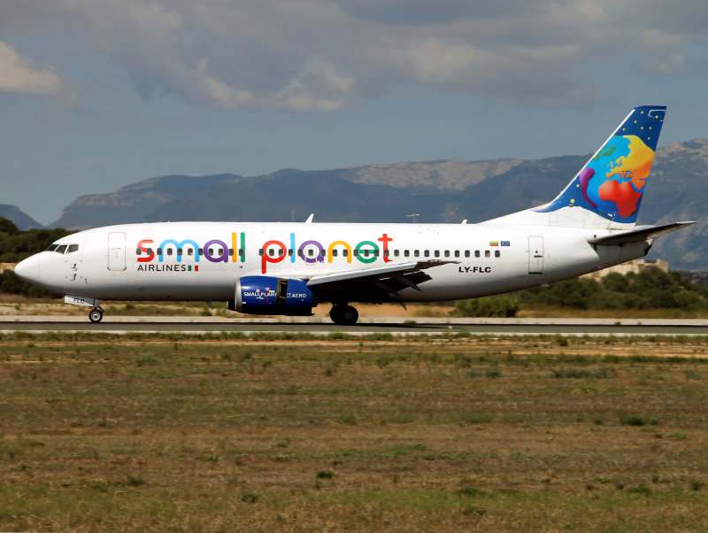 B737-300  LY-FLC 