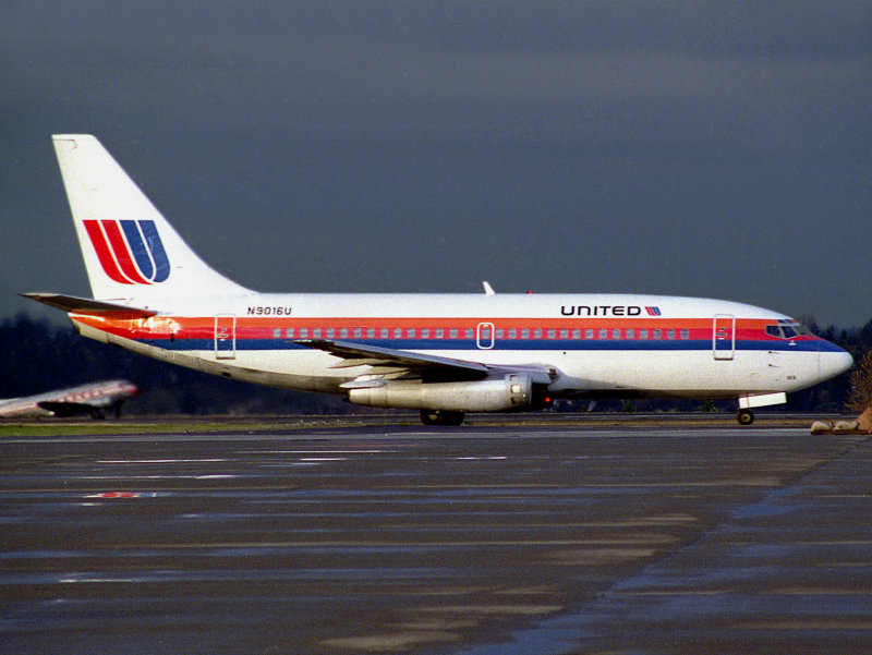 B737-200  N9016U