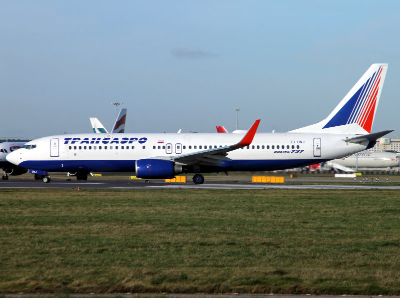 B737-800 EI-UNJ