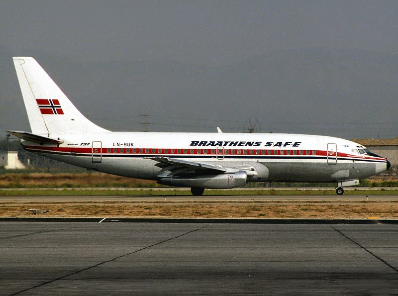 B737-200  LN-SUK  