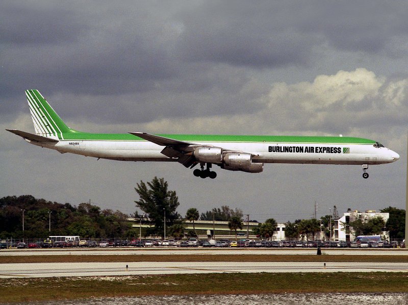 DC8-71F  N824BX 