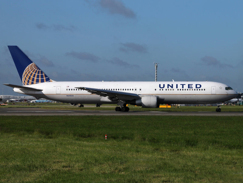 going onto 27R at London Heathrow, no winglets yet!