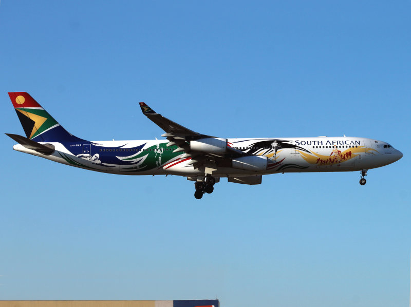 Displaying the Olympic livery finals for LHR's 27R in the early morning