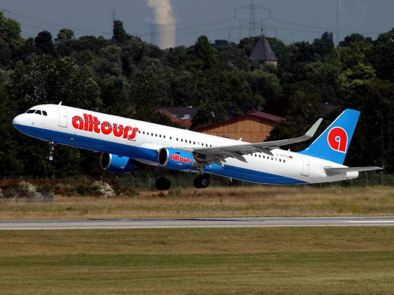 at DUS departing on 05L, I love this shot as great contrast with the trees and added sharklets!