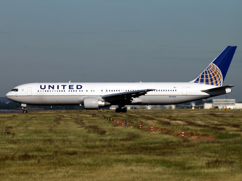 B767-300  N642UA  