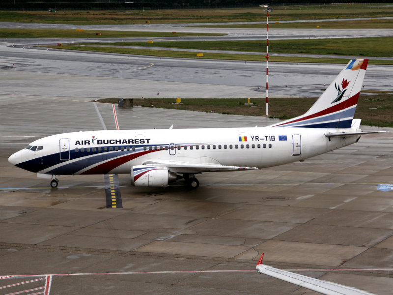 B737-300  YR-TIB 