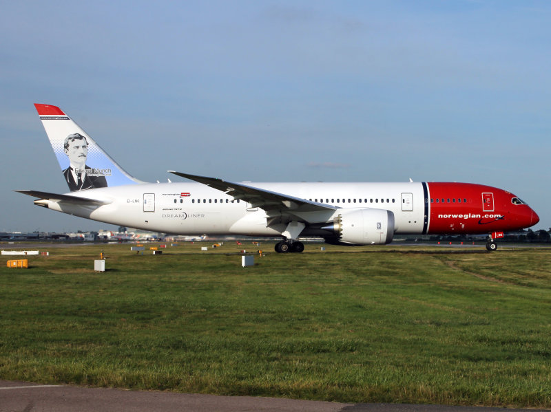 'Edvard Munch' pulling onto 08R at Gatwick for dep back to Stockholm Arlanda
My third 787 image of the Airline..