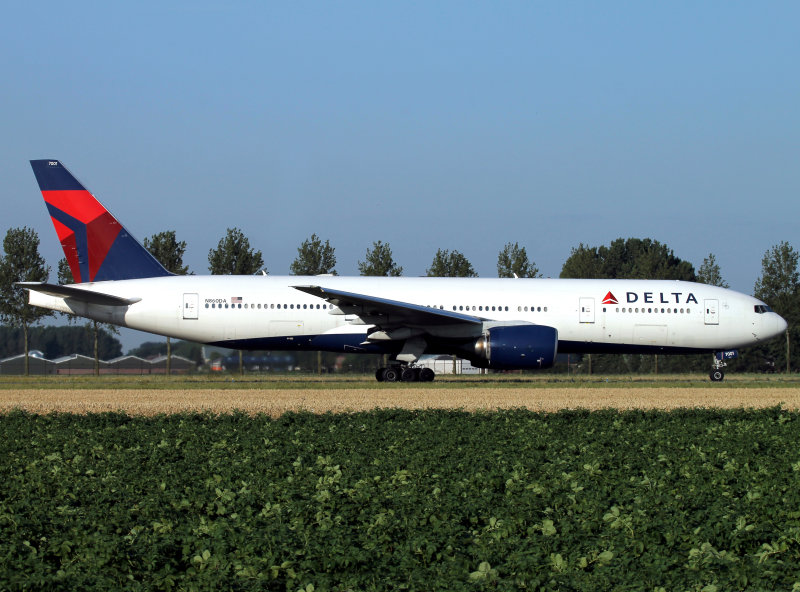 B777-200 N860DA