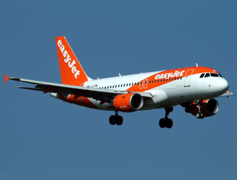 A319  G-EZBW  LGW 4-15  CPD.jpg