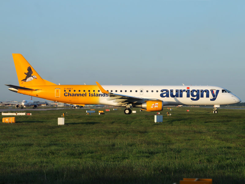 Low Sun before setting at Gatwick lining for 08R