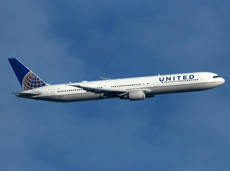 B767-400 N69063