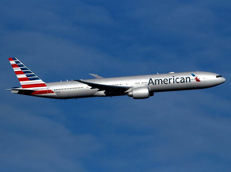 B777-300 N733AR