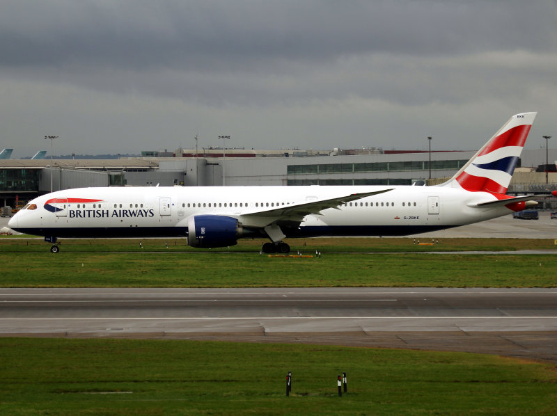 Taxying for her dep from 27R to Abu-Dhabi at LHR