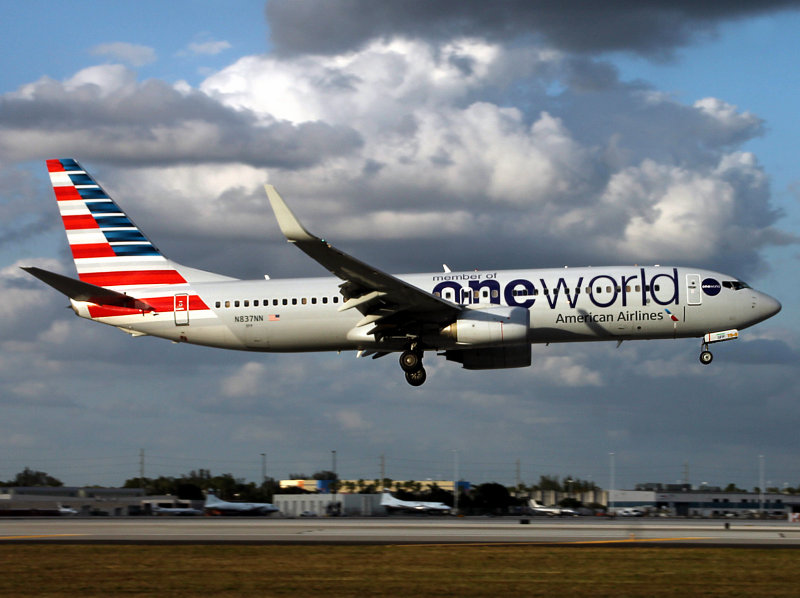 B737-800 N837NN