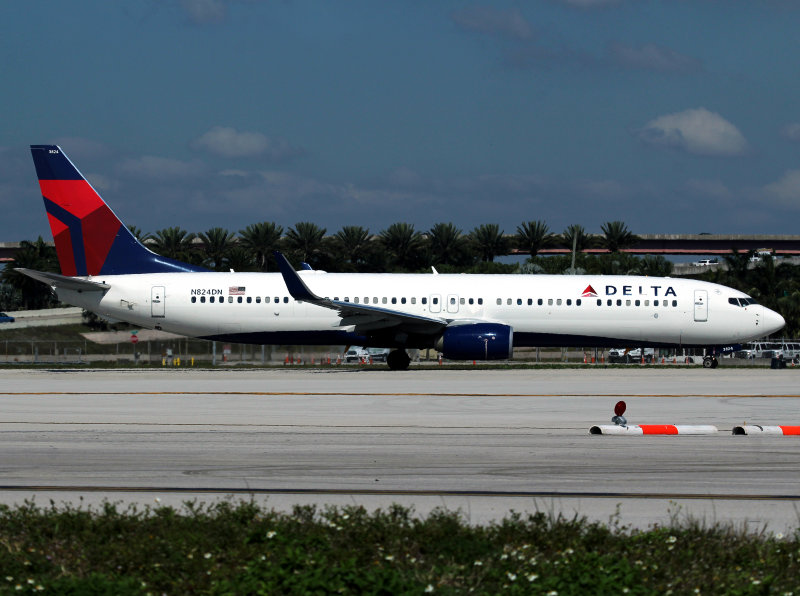 B737-900 N824DN