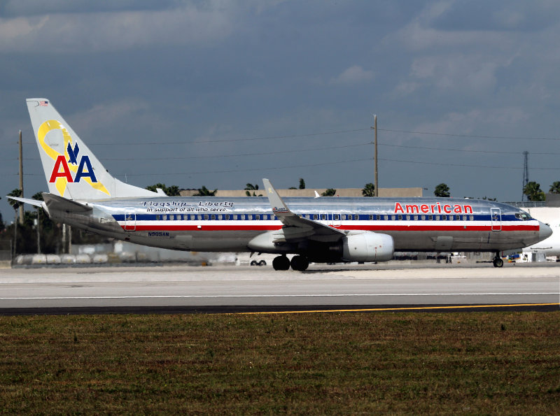 B737-800 N905NN
