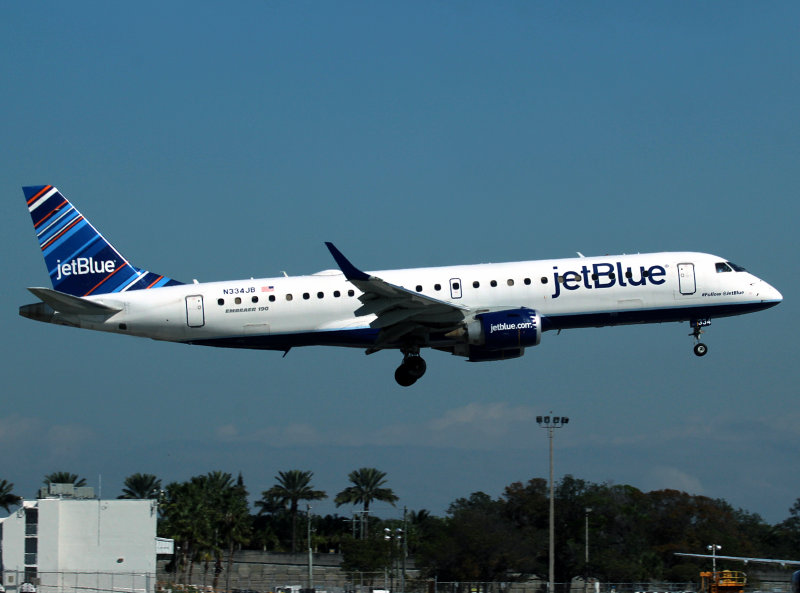 Emb 195 N334JB
