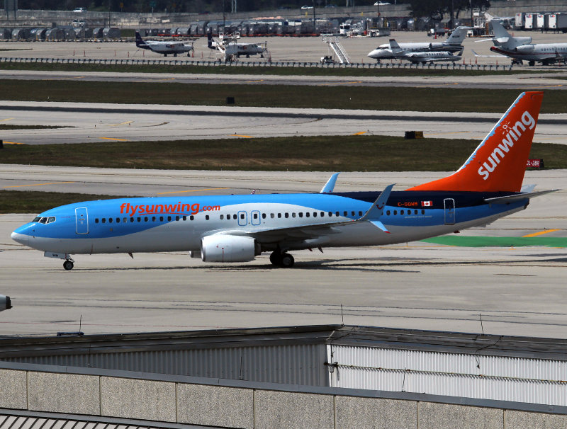 B737-800 C-GQWM