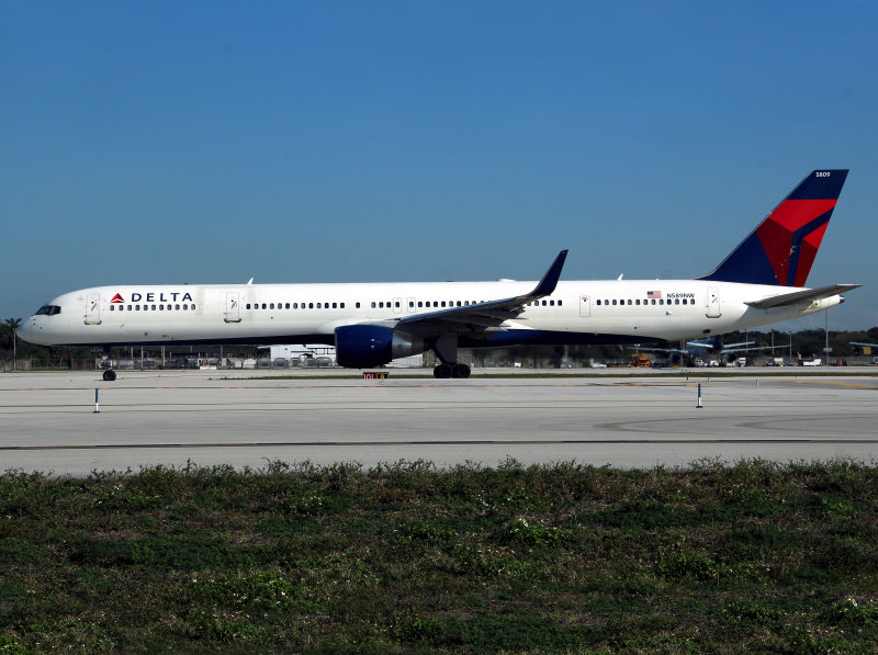 B757-300 N589NW