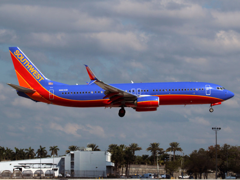 B737-800 N8630B