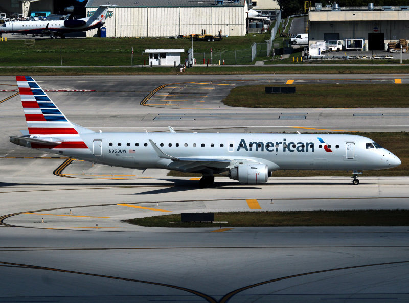 Emb 195 N953UW 