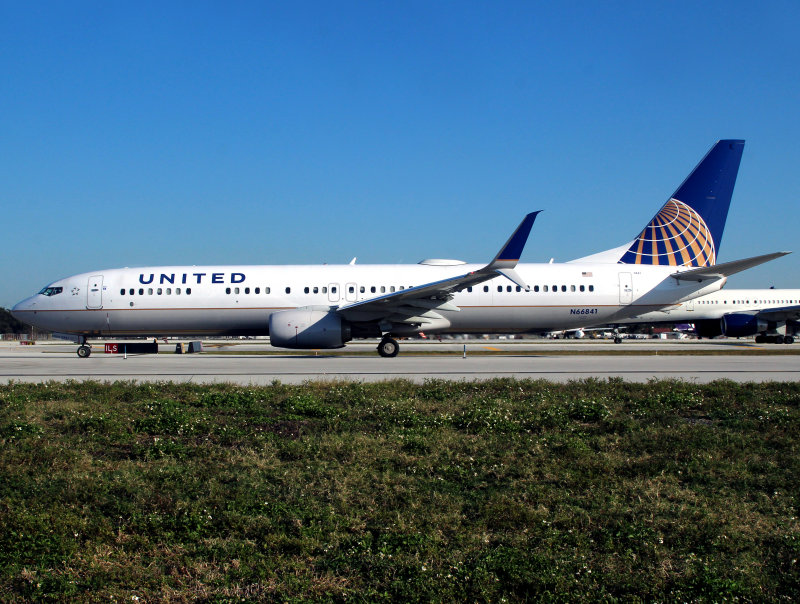 B737-900 N66841