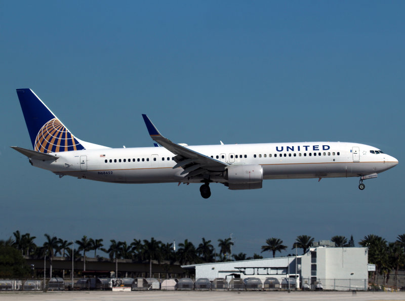 B739 N68452