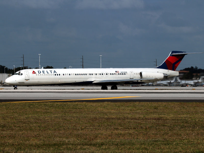 MD88 N914DE 