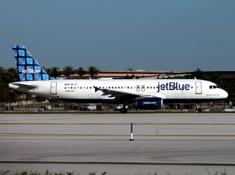 A320 N587JB 