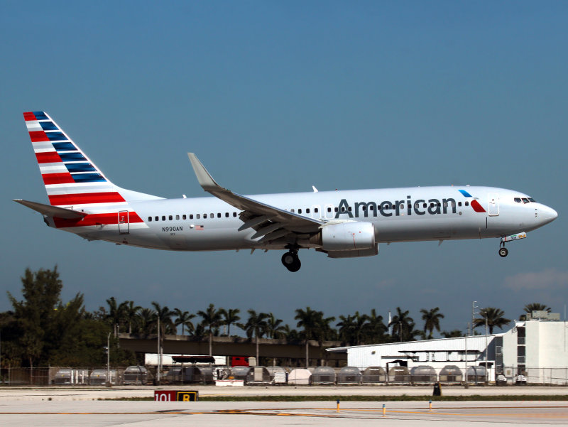 B737-800 N990AN