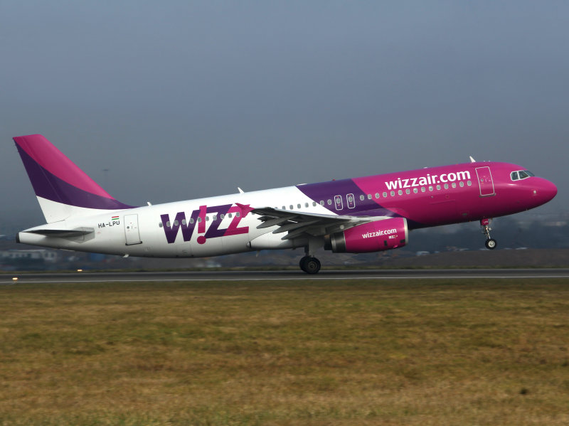 Previous livery departing LTN