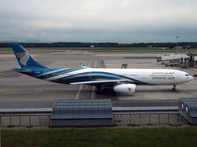 A330-300 A40-DH