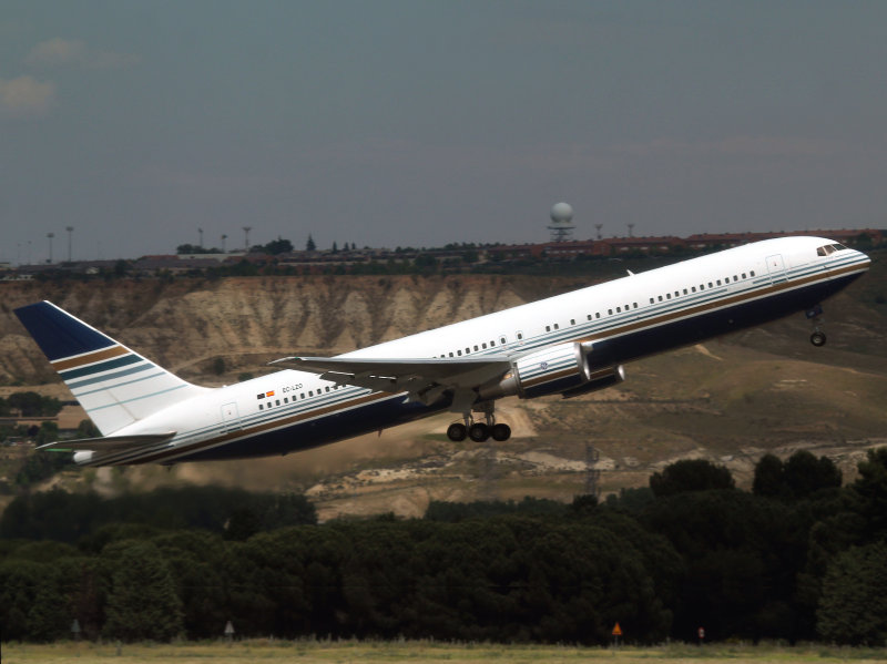 B767-300 EC-LZO