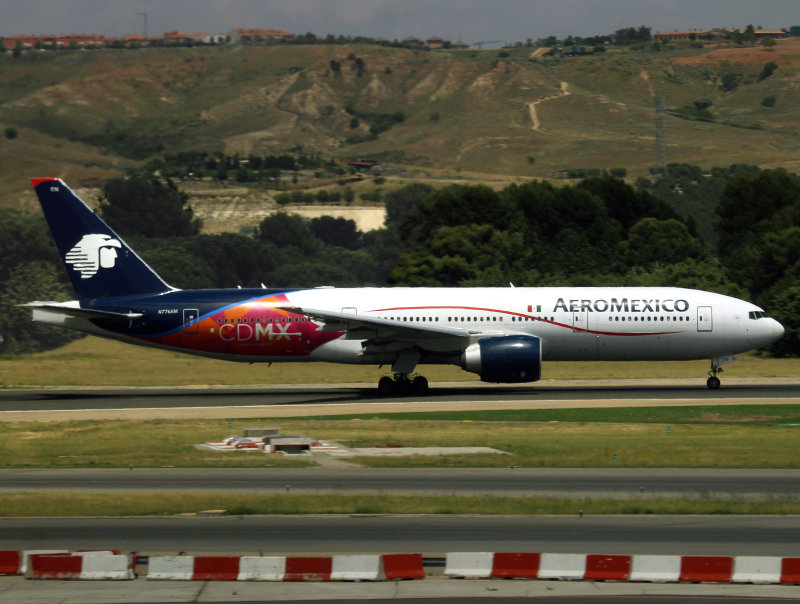 B777-200 N776AM