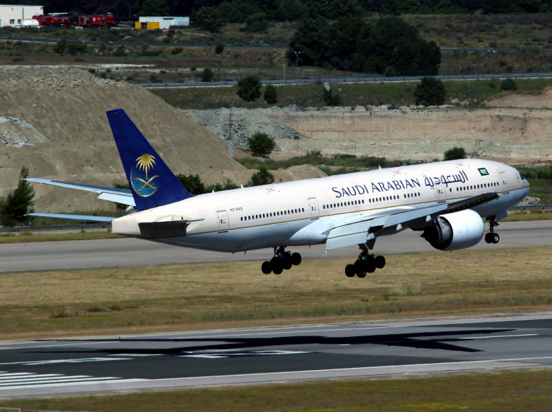 B777-200 HZ-AKE