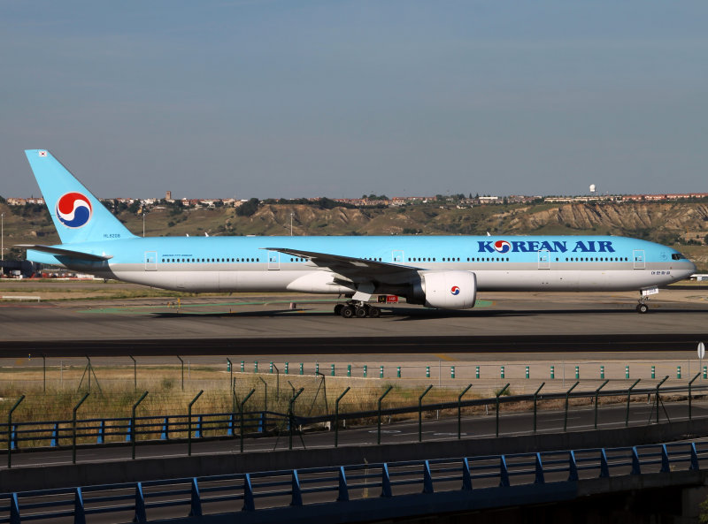 B777-300 HL-8208