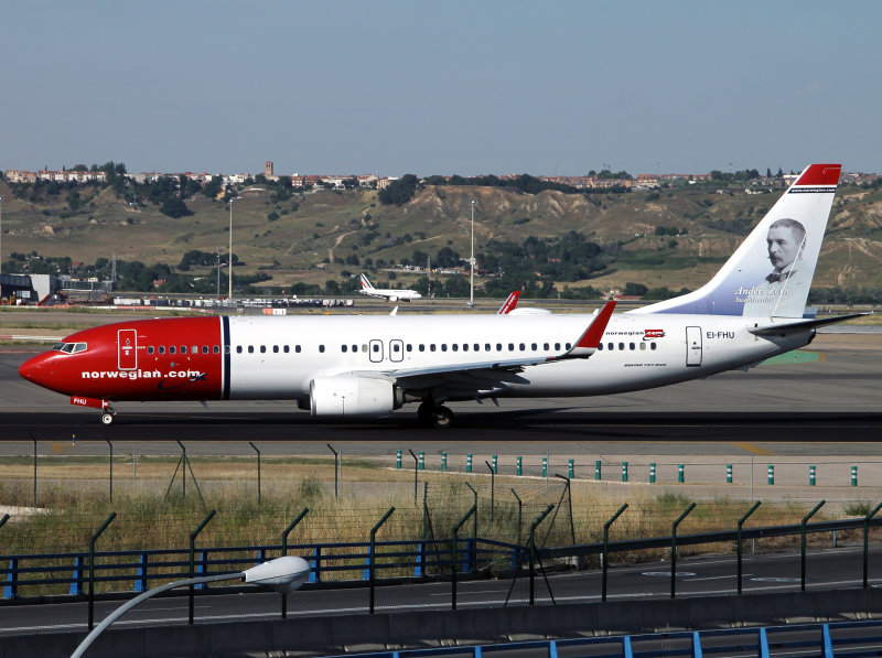 B737-800 EI-FHU