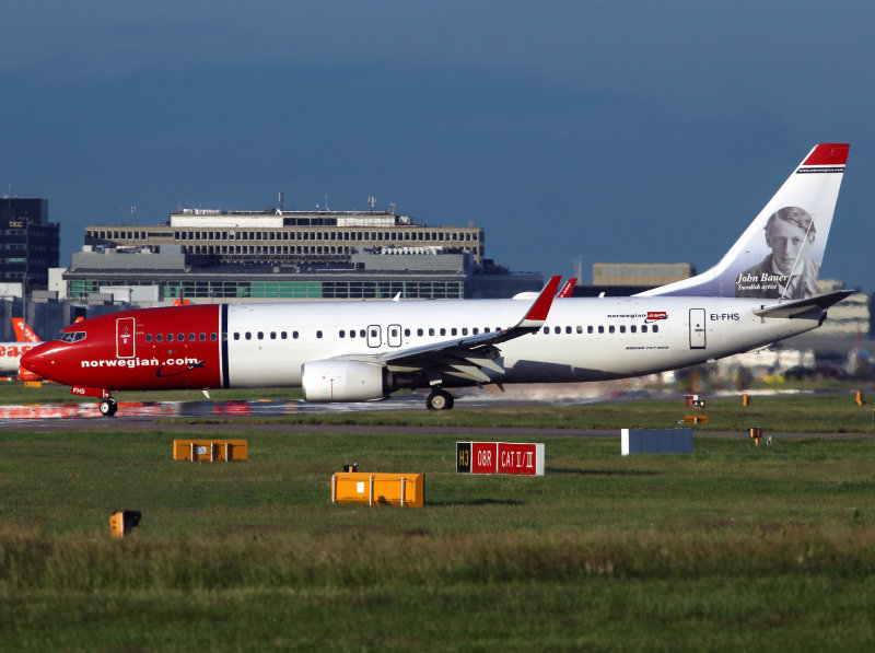 B737-800 EI-FHS 
