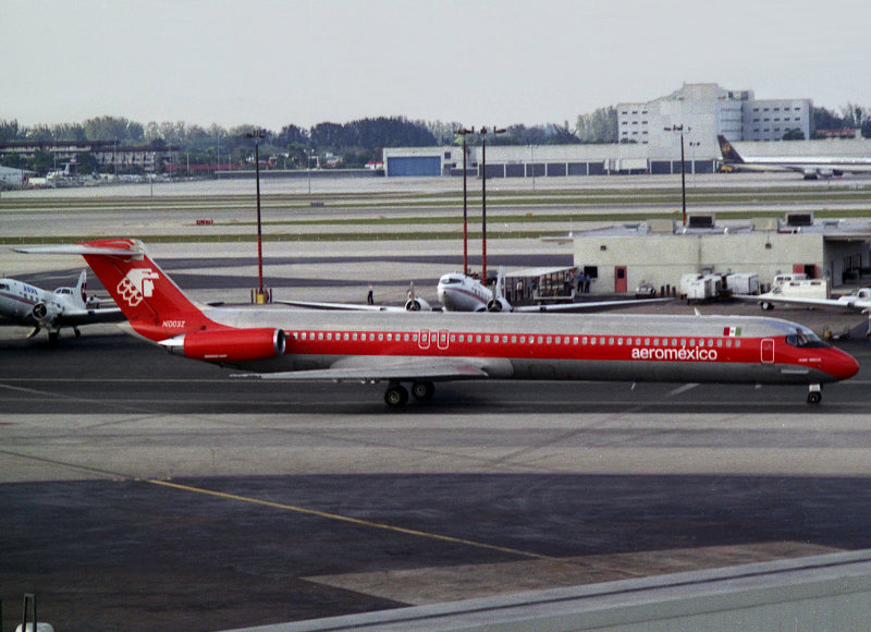 MD83 N1009Z 