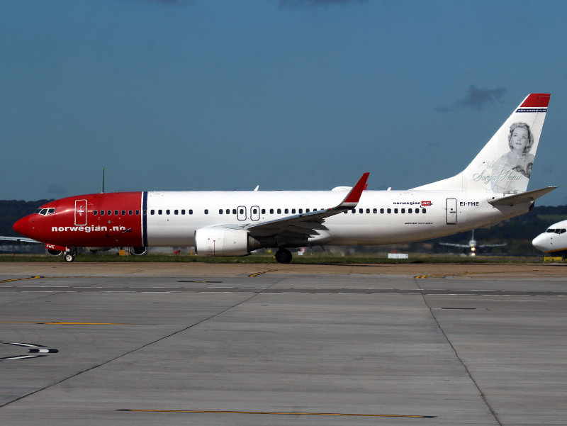 B737-800 EI-FHE
