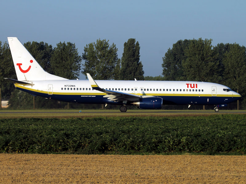 B737-800 N733MA