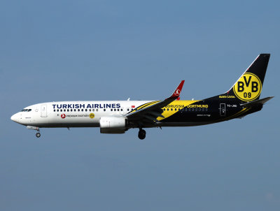 Special Borussia-Dortmund cols at Gatwick for 26L