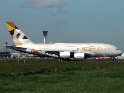 Taxying slowly towards 27R at Heathrows daily departure to Abu Dhabi.