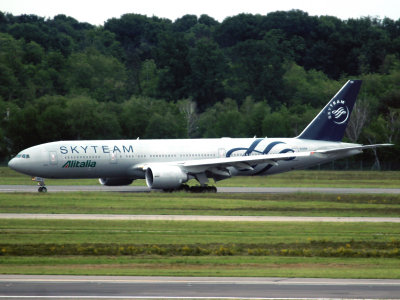 Skyteam livery ust in from Tokyo at MXP
