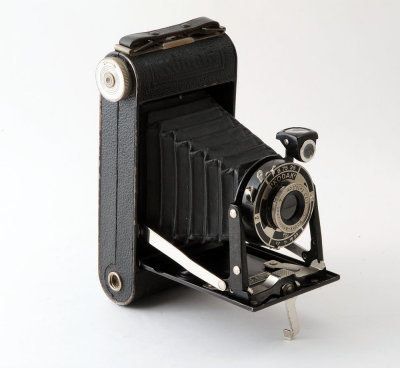 02 Kodak Junior 620 Roll Film Deco Camera.jpg