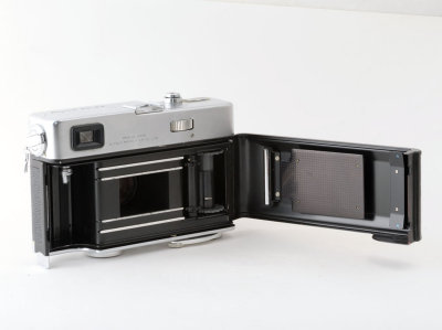 06 Fujica 35-EE 35mm Rangefinder Camera.jpg