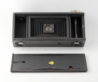 07 Kodak No. 2A Folding Pocket Brownie Camera.jpg