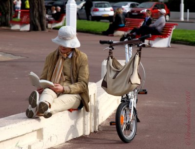 Chilling on Arcachon promenade